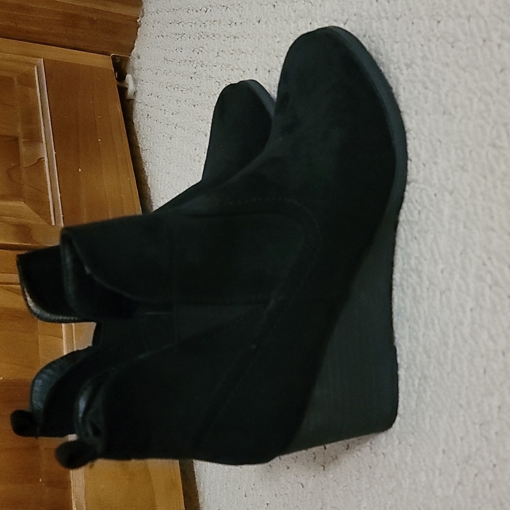 Very G Black Wedges